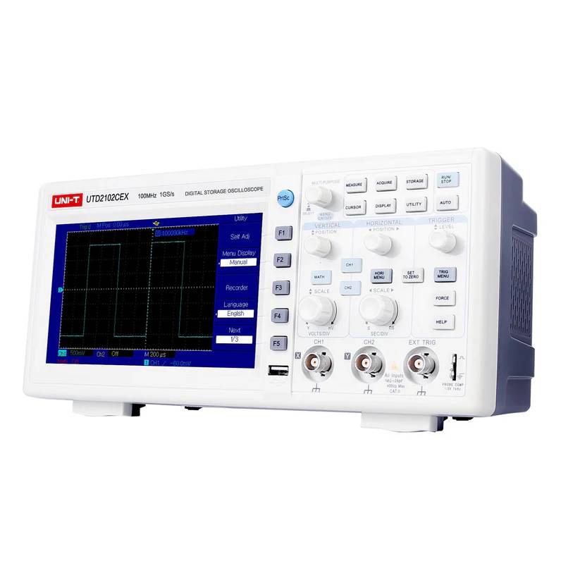 UNI-T UTD2102CEX+ Digital-Speicheroszilloskop in der Schrägansicht, das Display zeigt eine Rechteckwelle und das Menü.