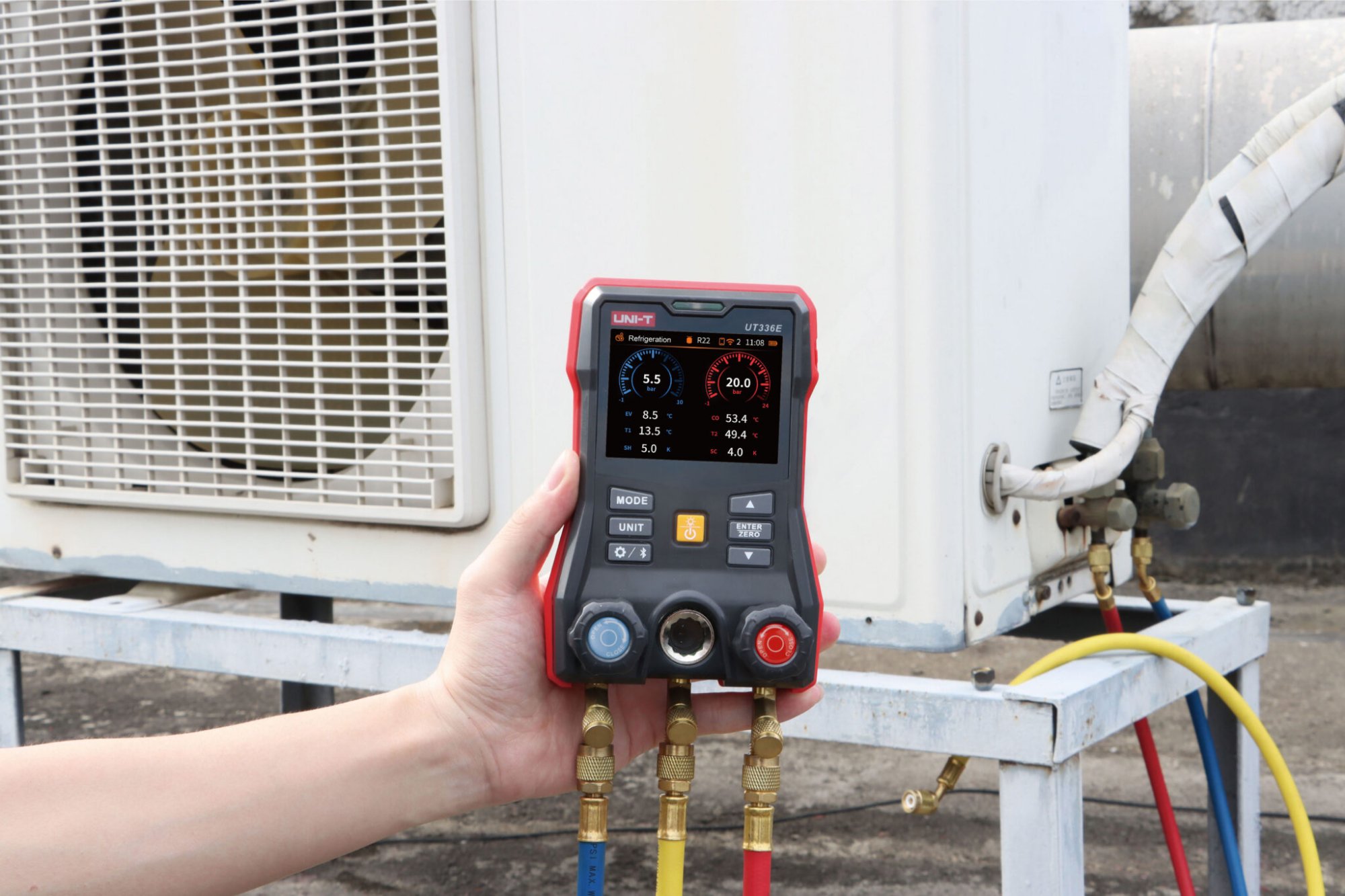 Handgehaltene Monteurhilfe UT336E KIT mit angeschlossenen Schläuchen an einer Klimaanlage