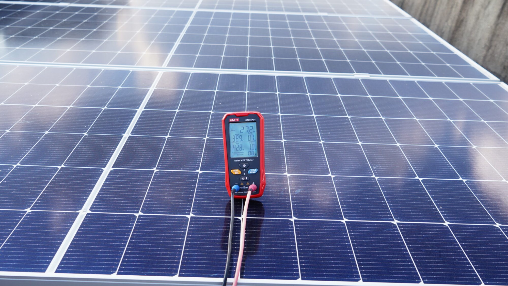 UNI-T UT673PV+ MPPT-Messgerät liegt zur Leistungsmessung direkt auf einem Solarmodul