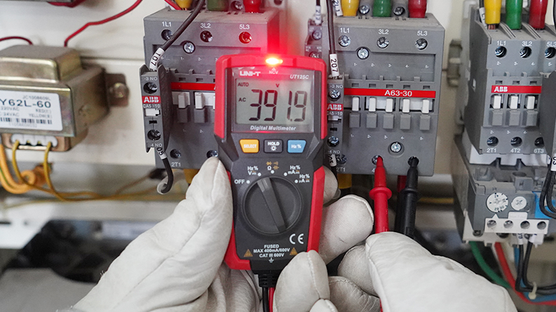 UT125C-AC-Voltage-Measurement 