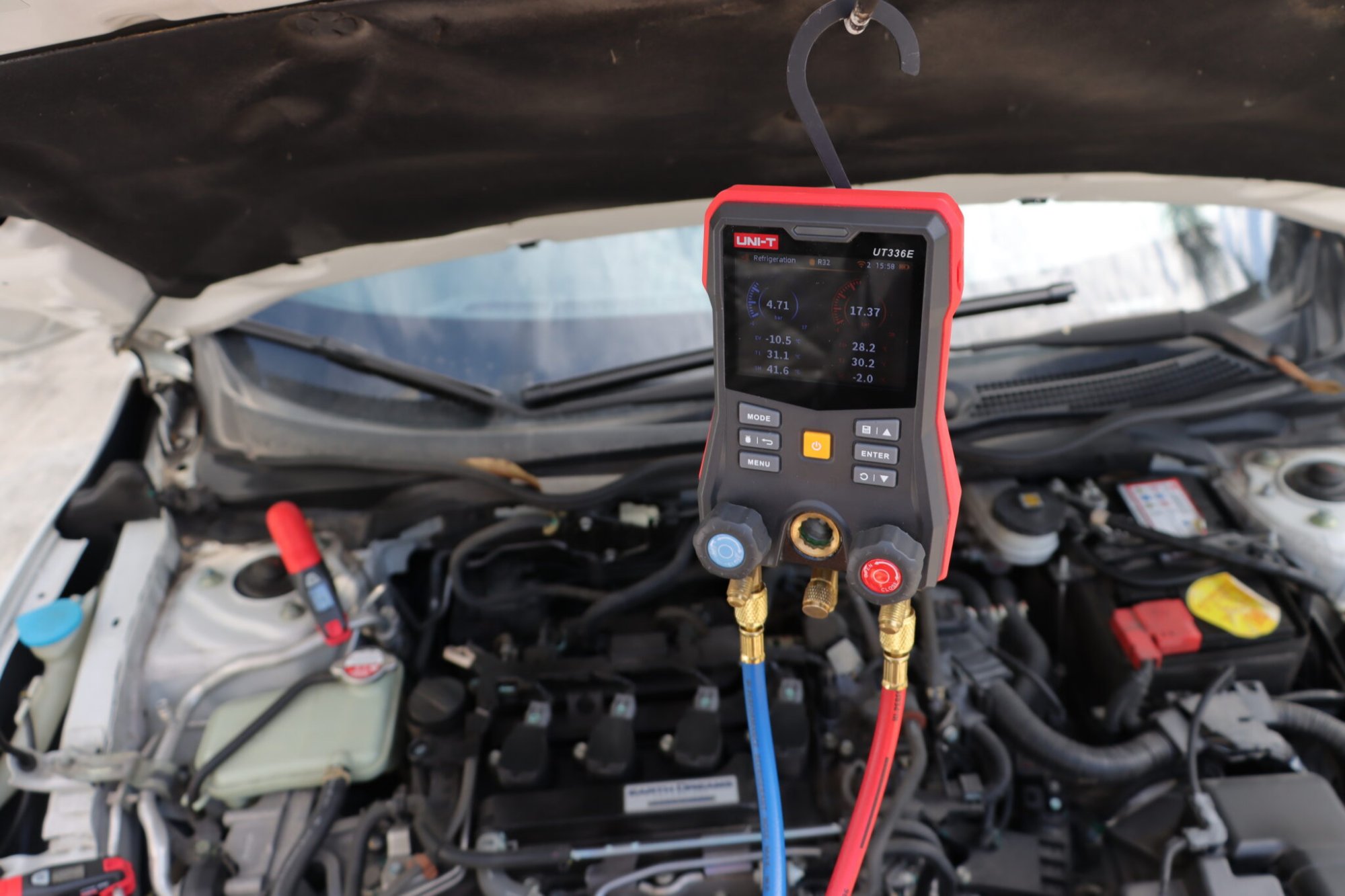 KFZ-Klimaservice mit der digitalen Monteurhilfe UT336E KIT im Motorraum