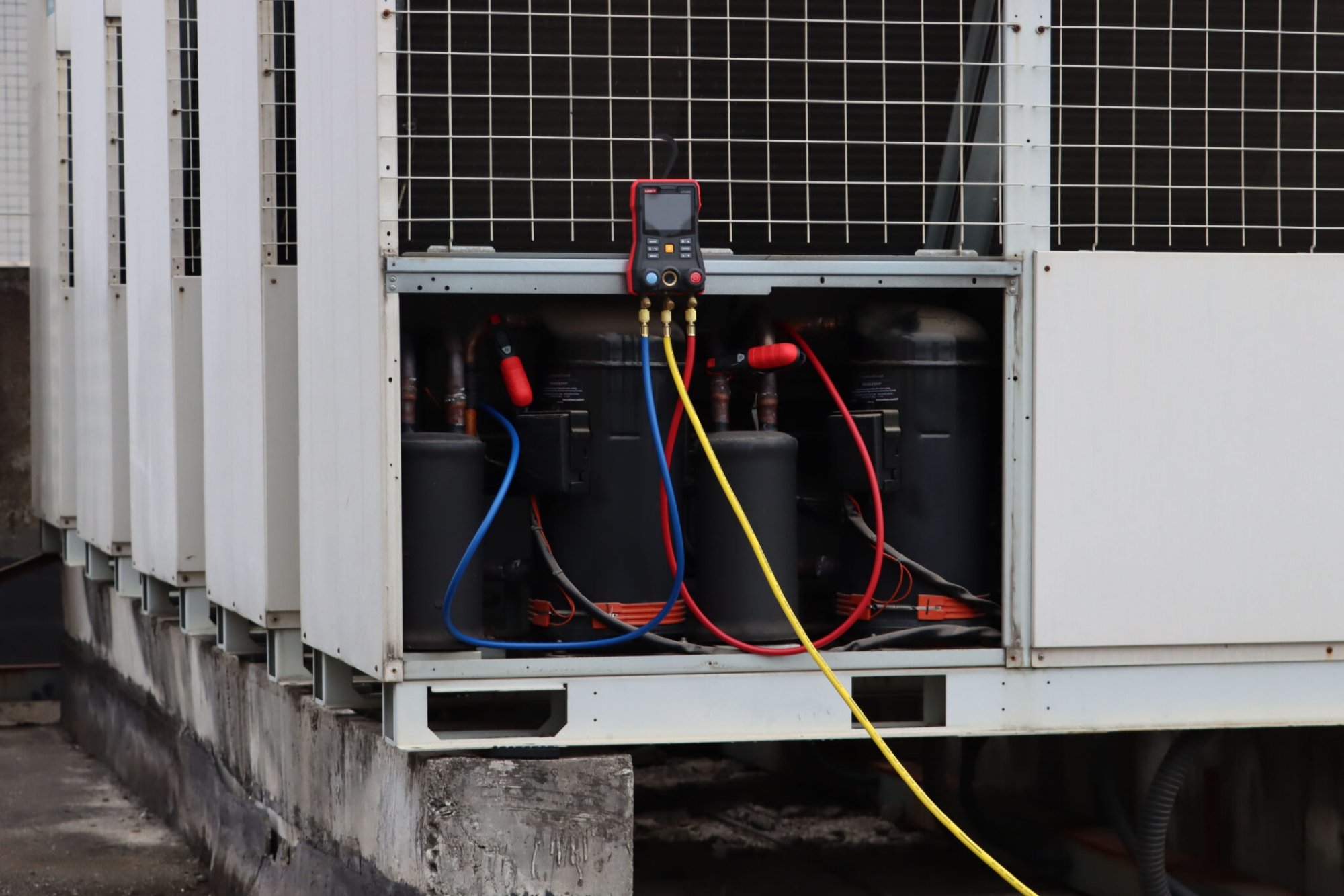 UT336E KIT im Einsatz an einer Industrie-Kälteanlage mit Schläuchen und Zangen