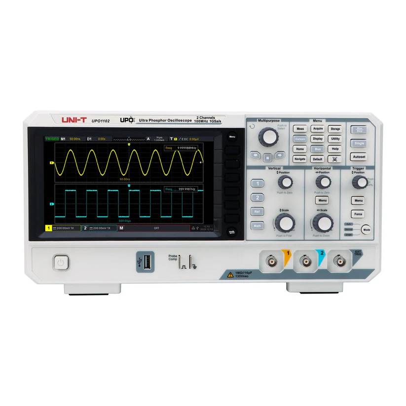 Frontansicht des UNI-T UPO1102 Oszilloskops mit 100 MHz und 2 Kanälen, das auf seinem 7-Zoll-Display eine Sinus- und Rechteckwelle anzeigt.