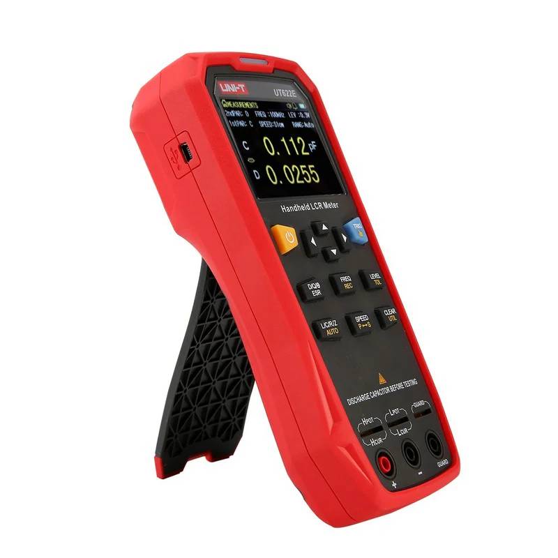 Portables UNI-T UT622E LCR-Meter in Schrägansicht mit ausgeklapptem Standfuß für den flexiblen Einsatz im Labor oder Außendienst.