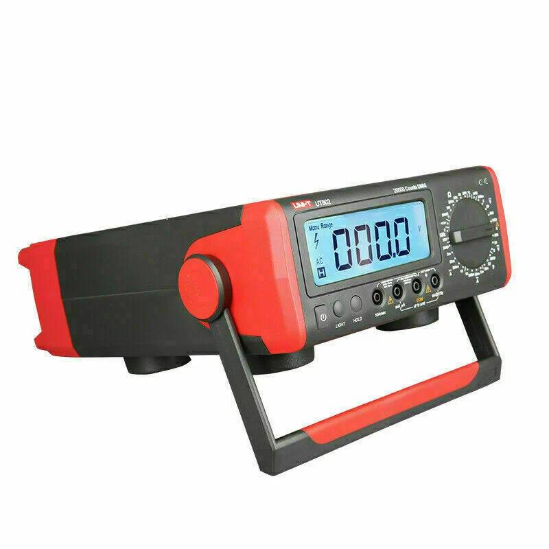 Abgewinkelte Ansicht des UNI-T UT802 Tischmultimeters, die das übersichtliche Bedienfeld und das geneigte Display hervorhebt.