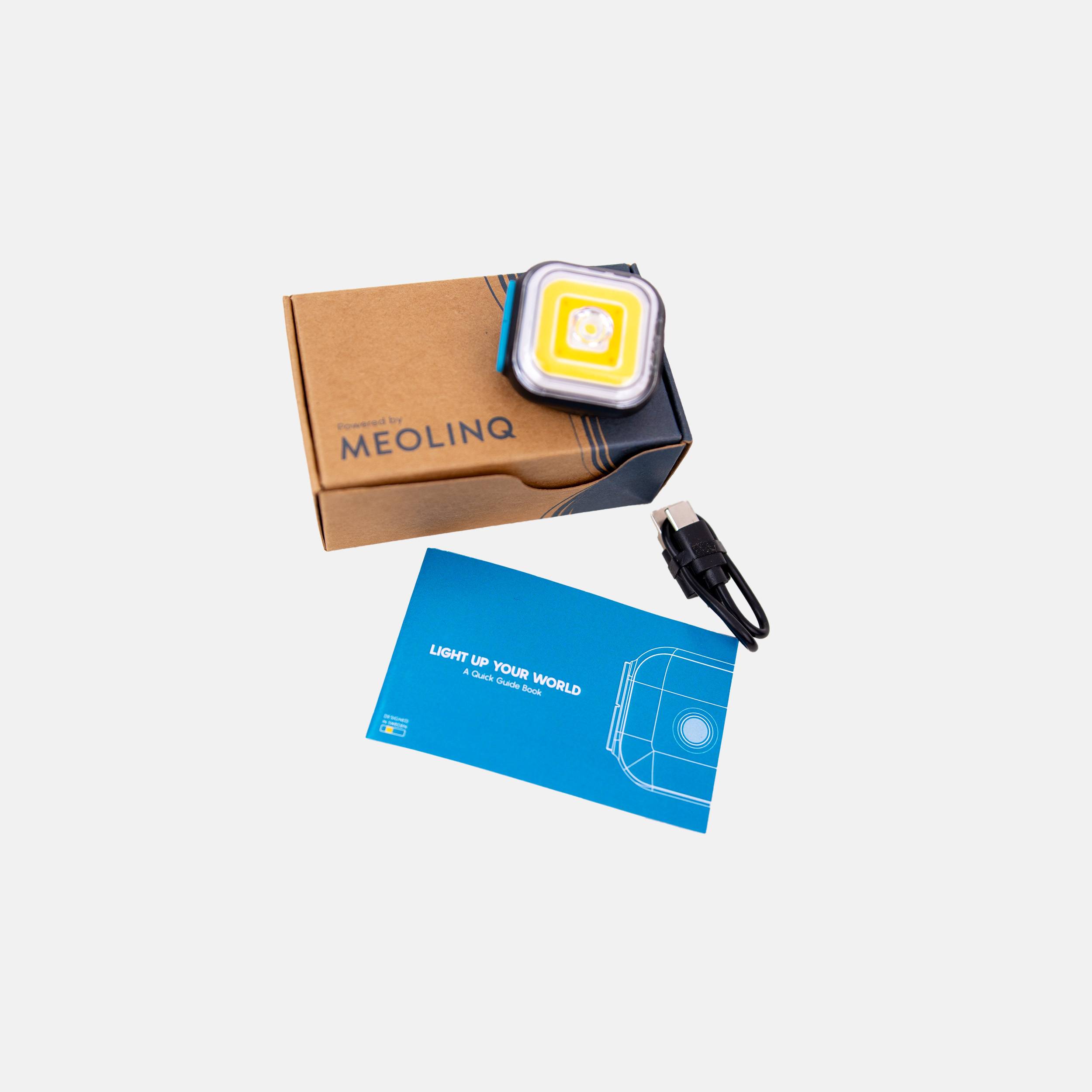 Lieferumfang der MEOLINQ Light01: Die Leuchte, die Verpackung, eine Bedienungsanleitung und das USB-C-Ladekabel.