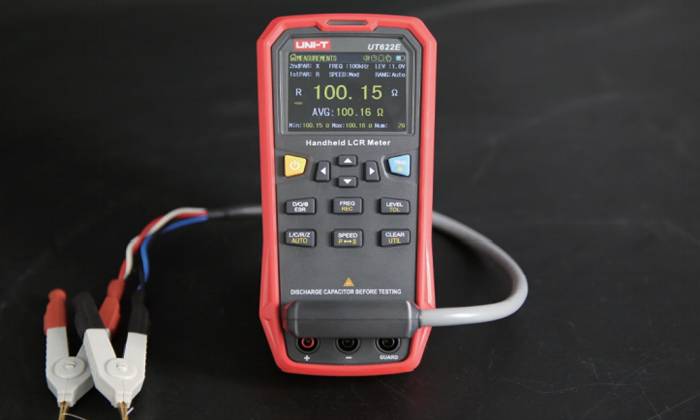 UNI-T UT622E LCR-Meter bei einer präzisen Widerstandsmessung mit angeschlossenen Kelvin-Prüfleitungen zur Eliminierung von Messfehlern.