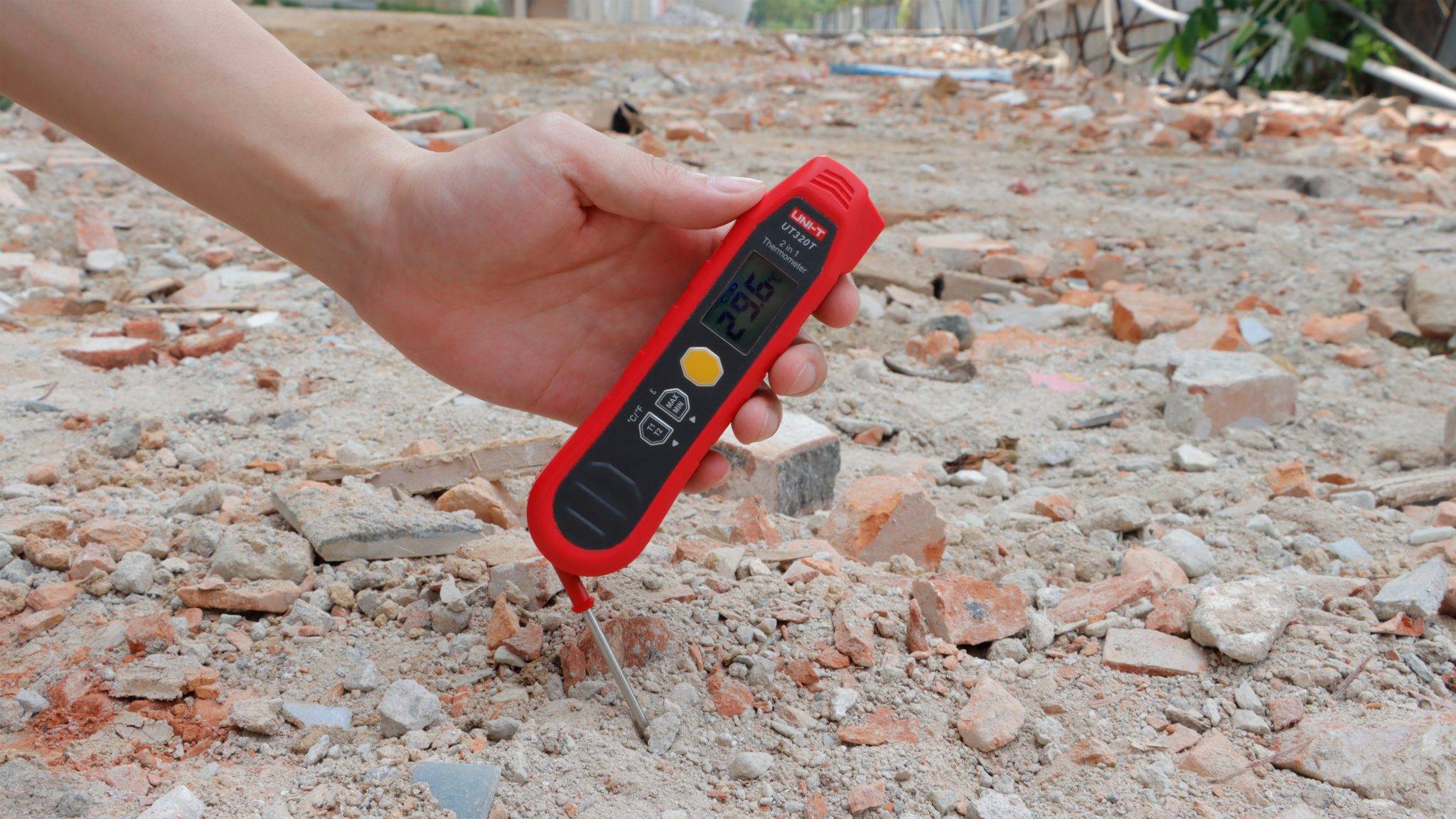 Einsatz des UNI-T UT320T auf einer Baustelle zur Temperaturmessung von Baumaterialien mit der Einstichsonde.