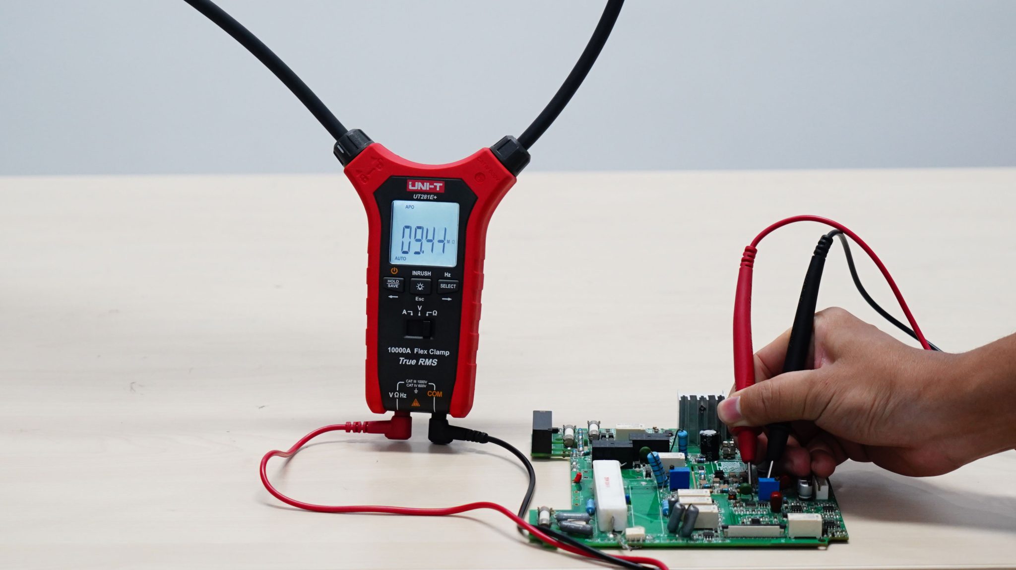 ut281e+-flex-stromzange-flexible-stranzange-anwendung-flex-clamp-meter-application-2