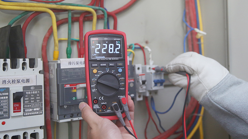 UT139S-Voltage-Measurement 