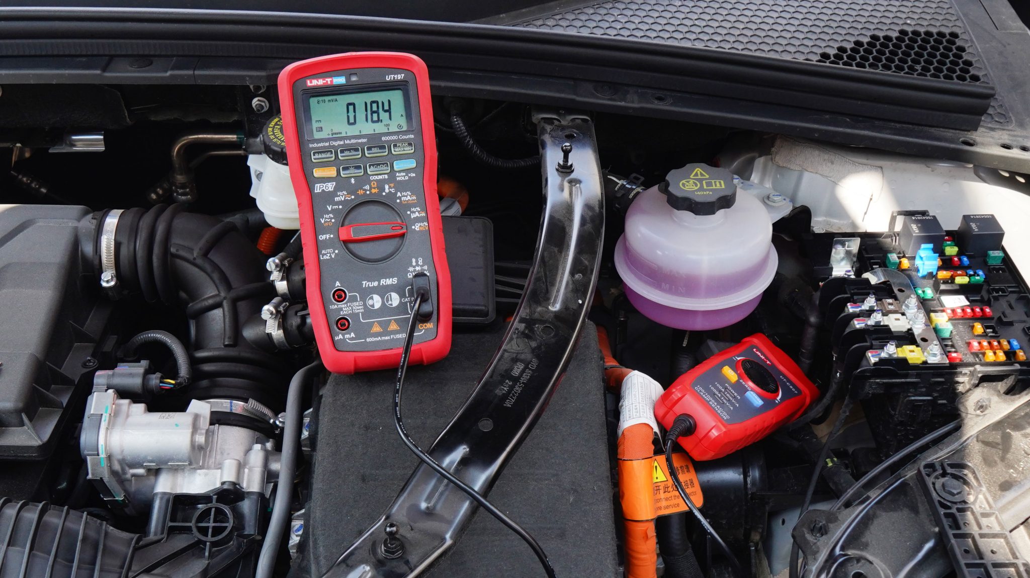 ut197-professionelles-digital-multimeter-industrieanwendungen-anwendungsbeispiel-professional-digitalmultimeter-application