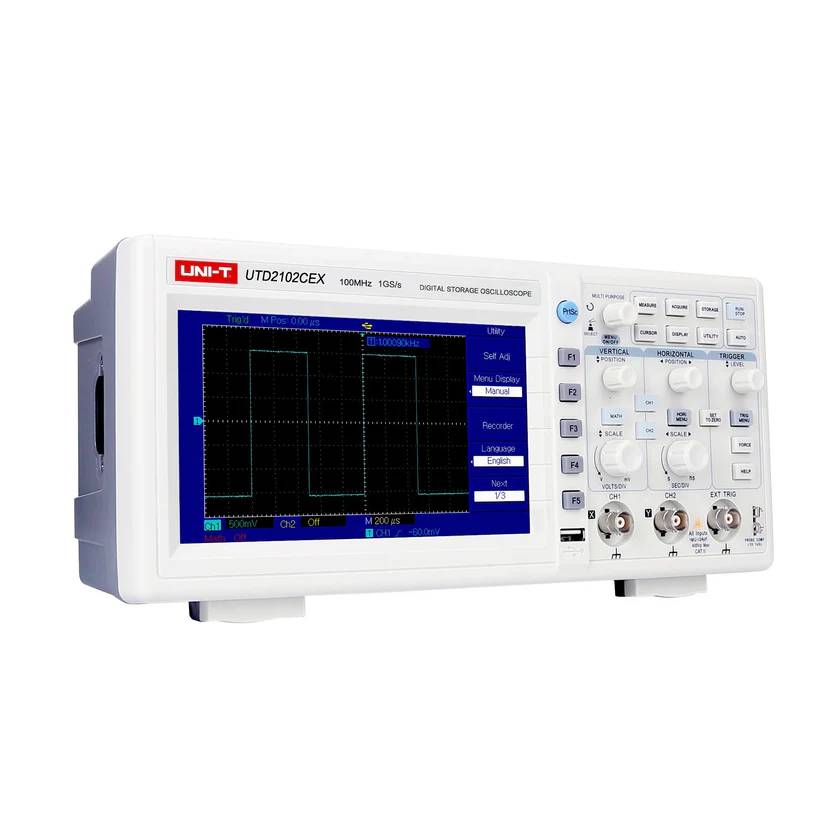 UNI-T UTD2102CEX+ Digital-Speicheroszilloskop aus einer seitlichen Perspektive, das Display ist eingeschaltet.