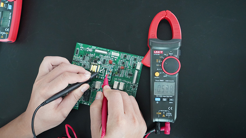 ut213c-diode-measurement-clamp-meter-stromzange 