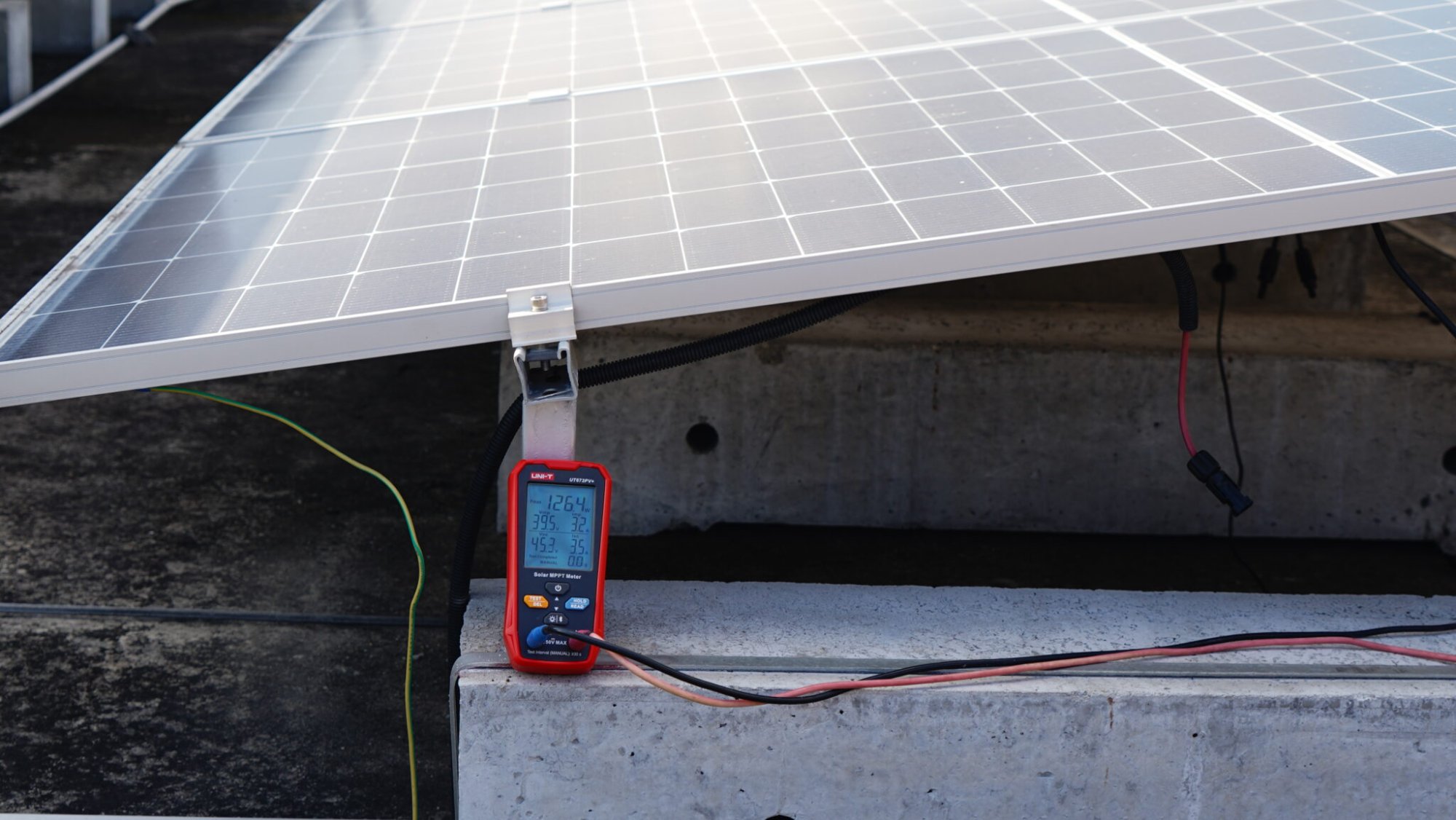UNI-T UT673PV+ Solartester bei der Fehlersuche an einer Solaranlagen-Unterkonstruktion