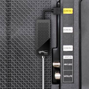 Unsichtbare Installation des DVB-T2 Sticks JL43703 direkt am HDMI-Anschluss auf der Rückseite eines Fernsehers.