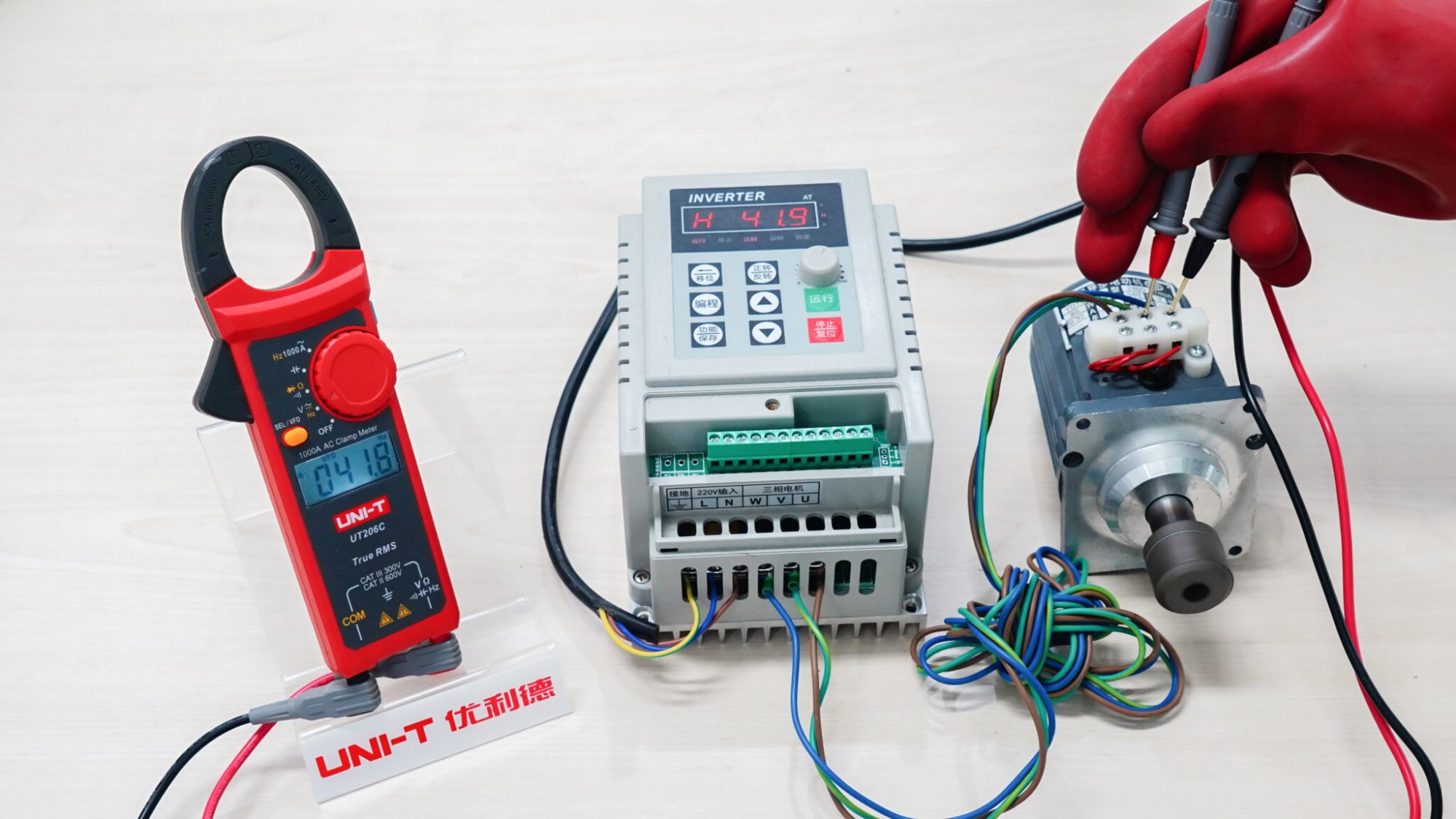 Motormessung am Versuchsaufbau mit Inverter und dem UNI-T UT206C Strommessgerät.