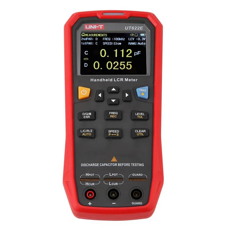 UNI-T UT622E LCR-Meter Frontansicht mit Display, das eine hochpräzise Kapazitätsmessung bei 100kHz anzeigt.