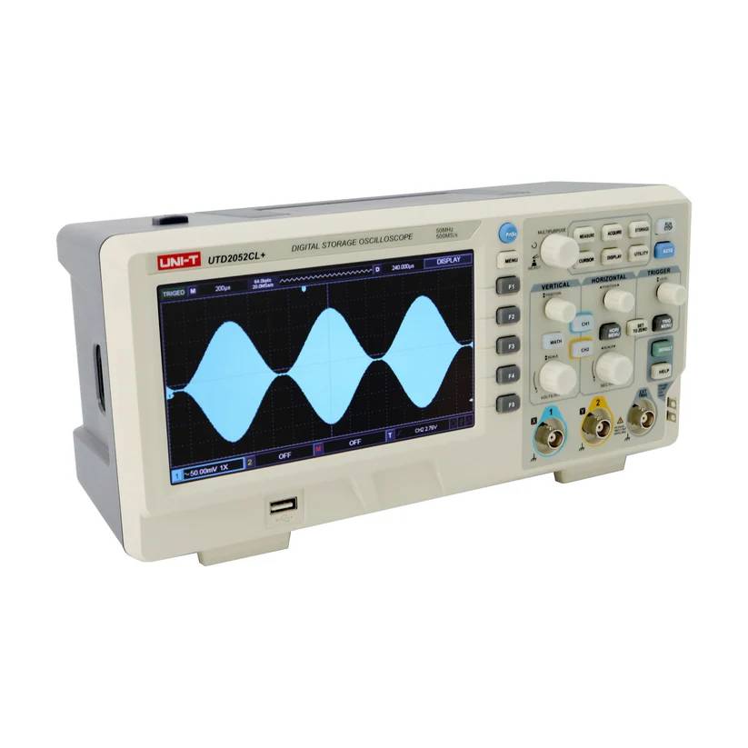 Schräge Seitenansicht des UNI-T UTD2052CL+ Digital-Speicheroszilloskops, das Gehäuse und das aktive Display zeigend.