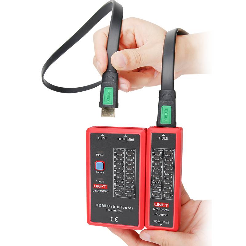 Eine Person hält den kompakten UT681HDMI Kabeltester in der Hand und schließt HDMI- sowie Mini-HDMI-Kabel für einen mobilen Test an.