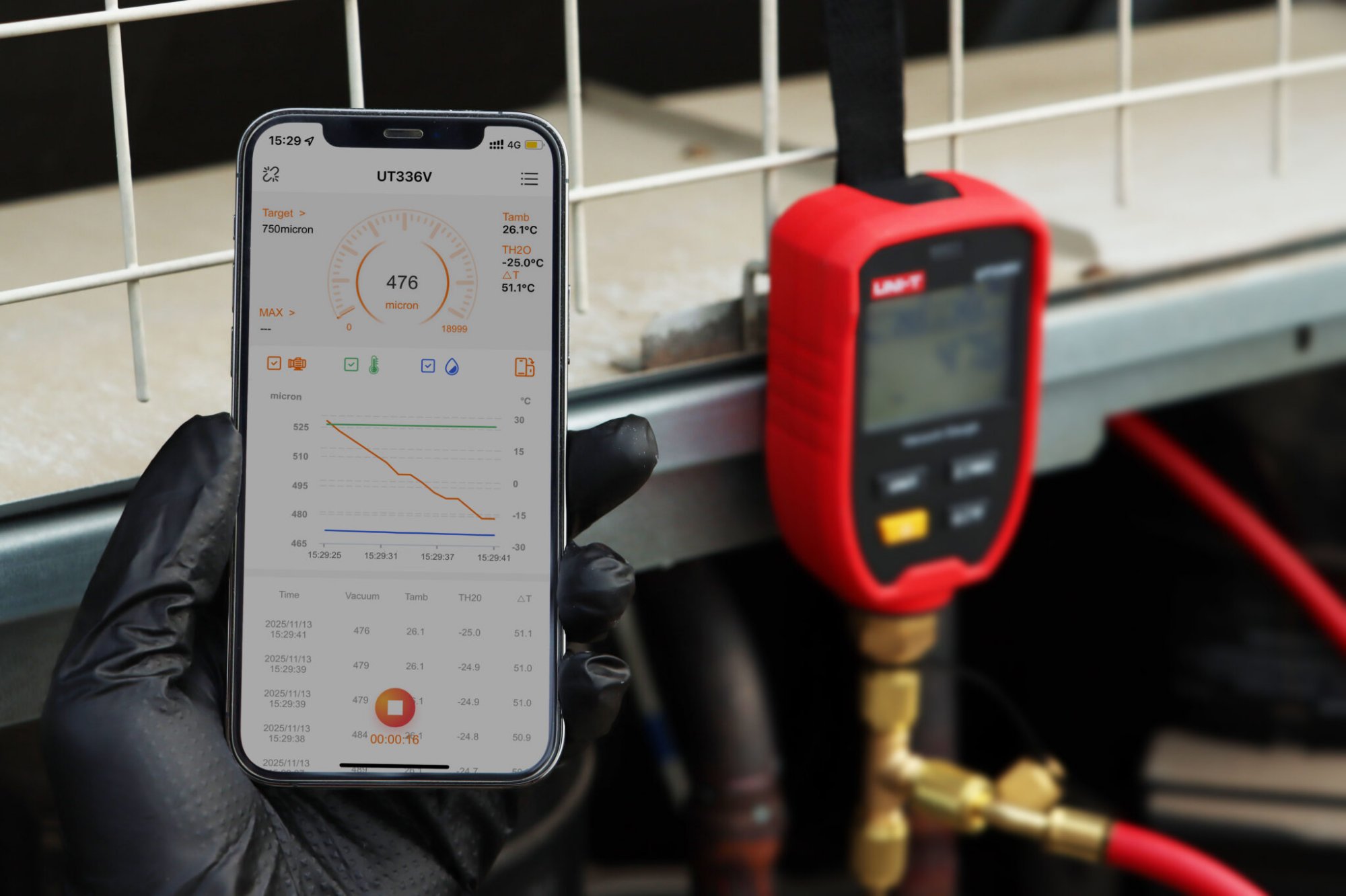 Smartphone-App mit Vakuumkurve und Bluetooth-Echtzeitdaten neben dem montierten UNI-T UT336V Vakuummeter