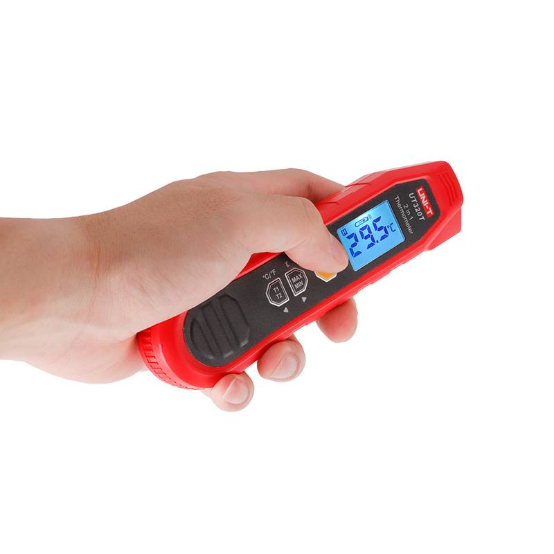 Das UNI-T UT320T Thermometer liegt gut in der Hand und zeigt die Temperatur auf dem klaren Display an.