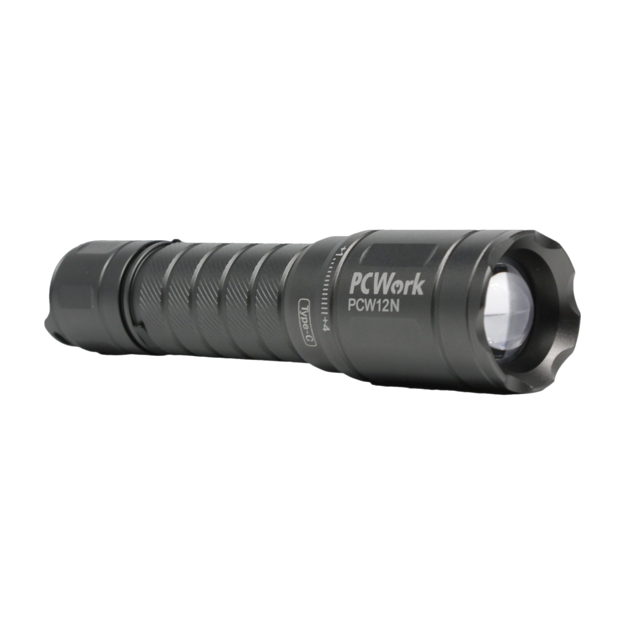 PCW12N LED-Taschenlampe schräg liegend mit Fokus auf die optische Frontlinse