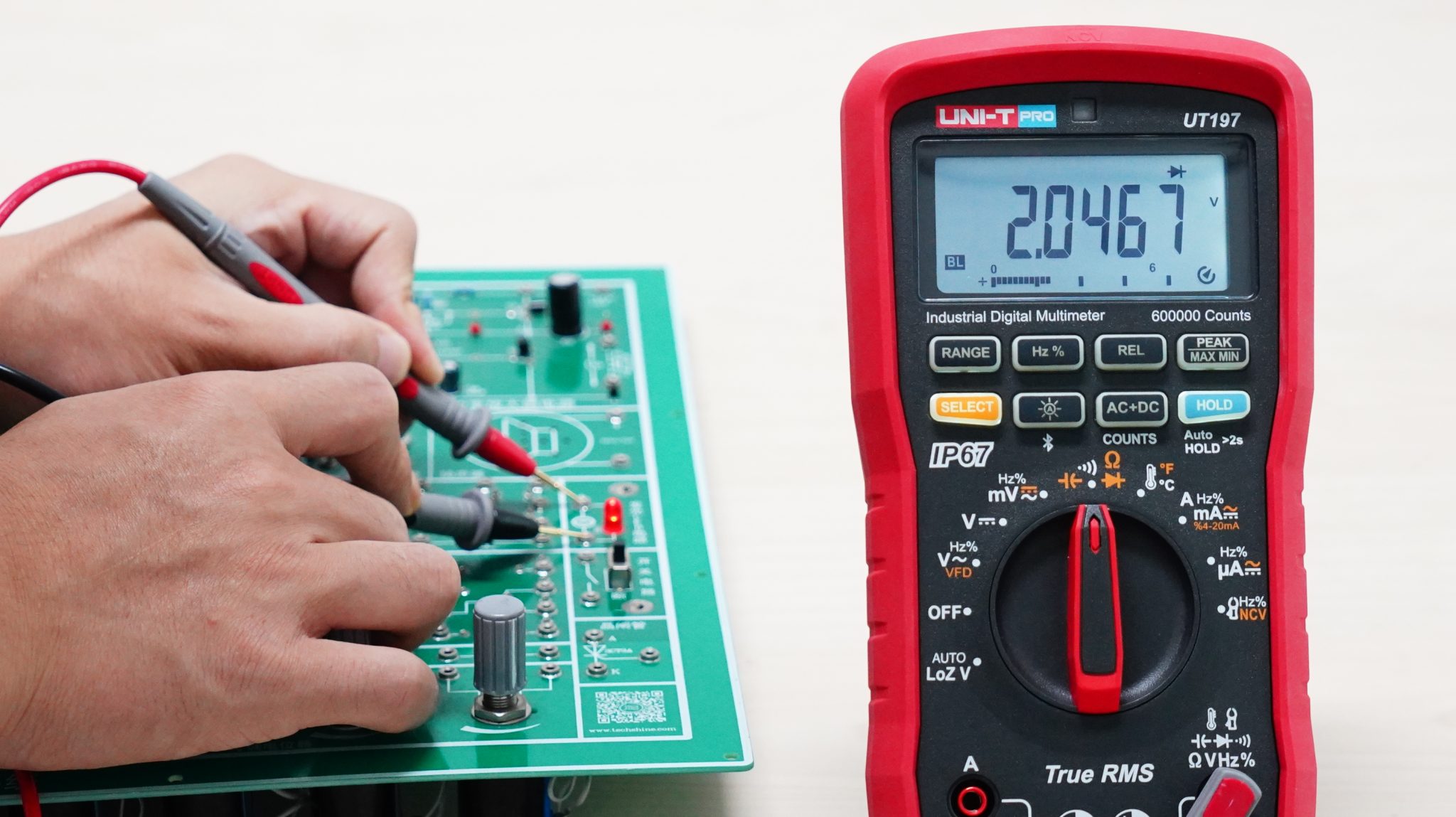 ut197-professionelles-digital-multimeter-industrieanwendungen-anwendungsbeispiel-professional-digitalmultimeter-application-6