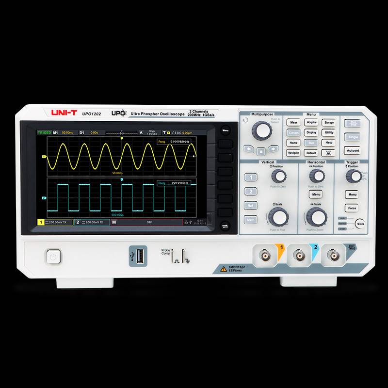 Professionelles UNI-T UPO1102 Digital-Oszilloskop mit 100 MHz Bandbreite und Ultra Phosphor 2.0 Technologie, Frontansicht auf schwarzem Hintergrund.