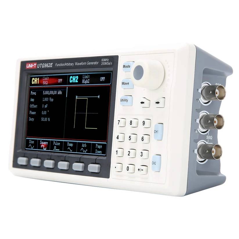 Schrägansicht des UNI-T UTG962E Funktionsgenerators, die die BNC-Ausgänge für die zwei unabhängigen Kanäle an der Seite zeigt.