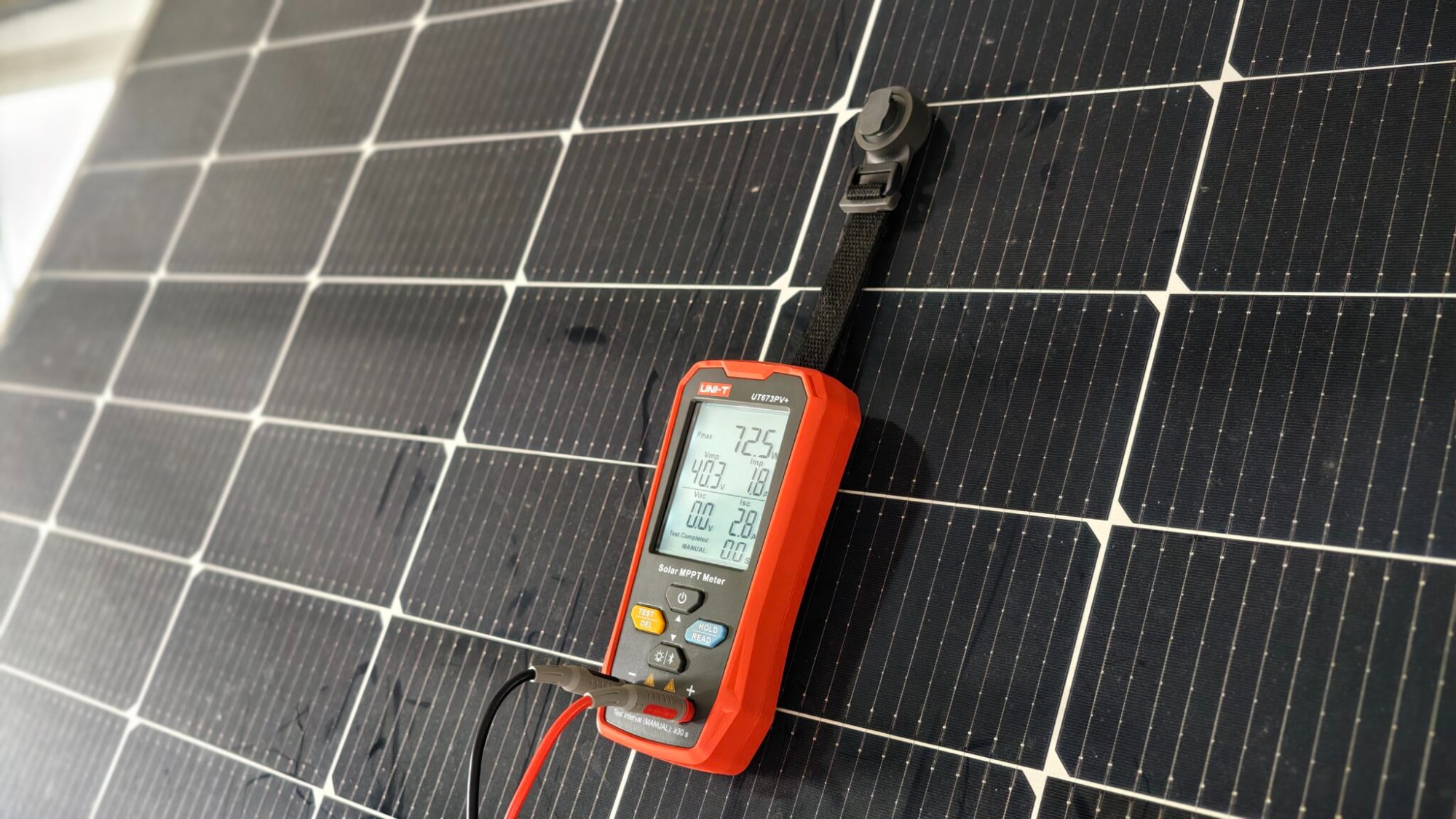 UNI-T UT673PV+ Solarmessgerät per Magnethalterung direkt am PV-Modul im Einsatz