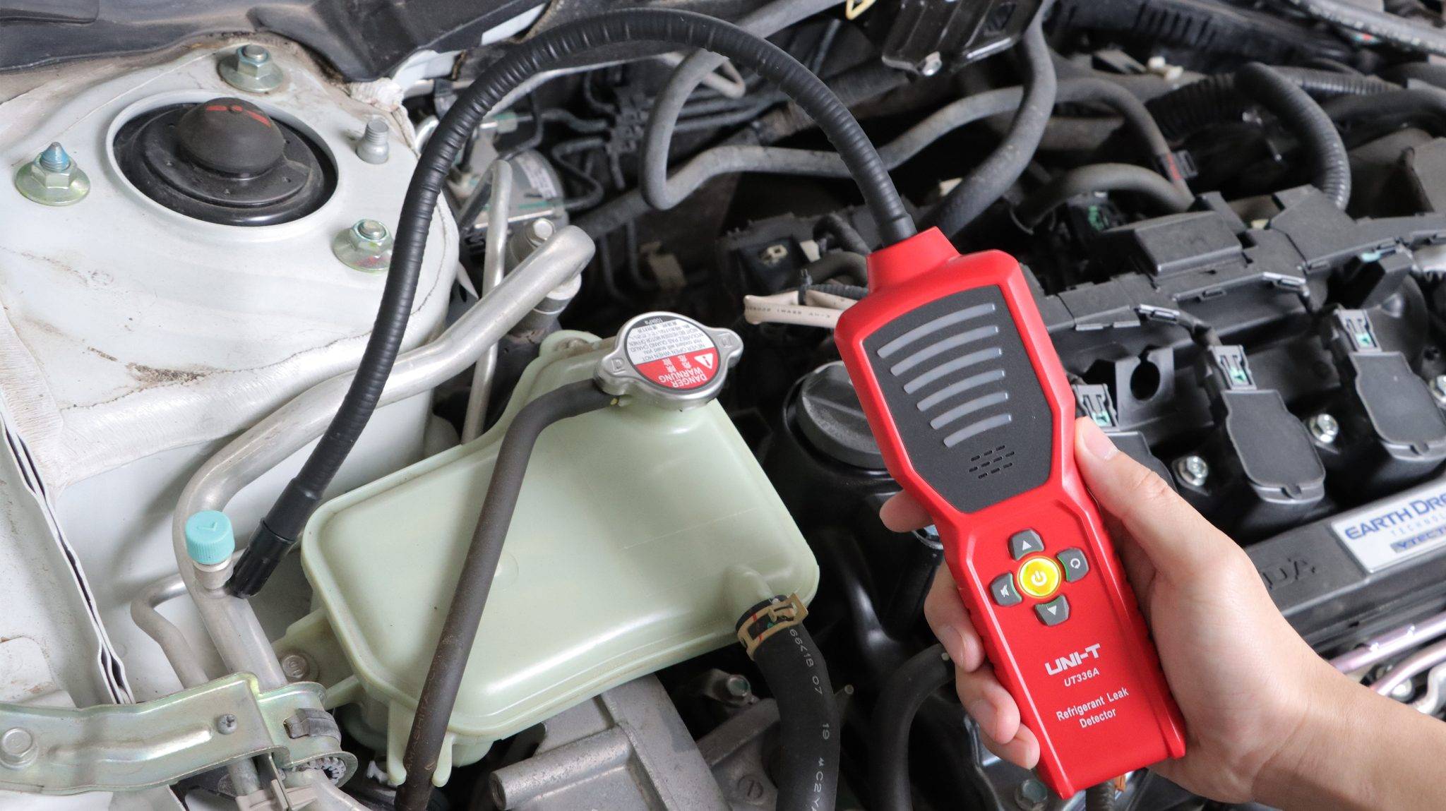 Anwendung des UNI-T UT336A zur Lecksuche an der Klimaanlage eines Autos direkt im Motorraum.