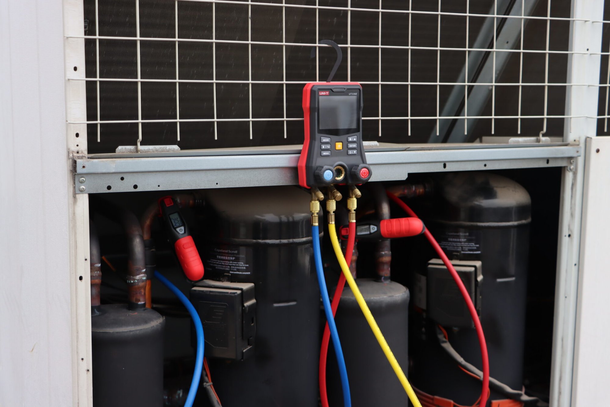 Monteurhilfe UT336E KIT befestigt an Klimaanlage mit installierten Funk-Temperaturzangen