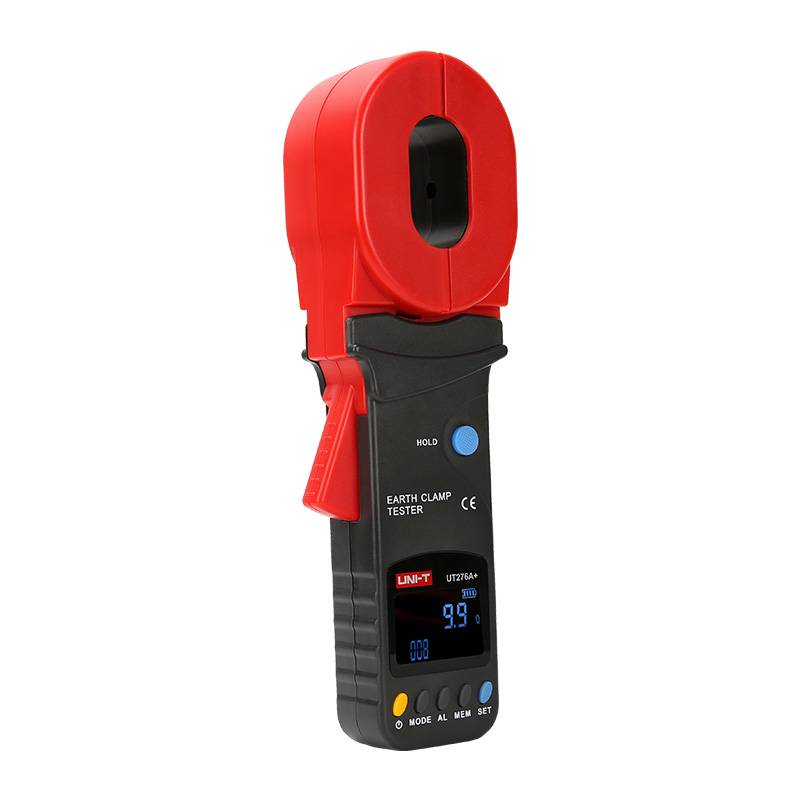 Seitliche Perspektive der UNI-T UT276A+ Erdungsmesszange mit Fokus auf die rote Zange und das Display.