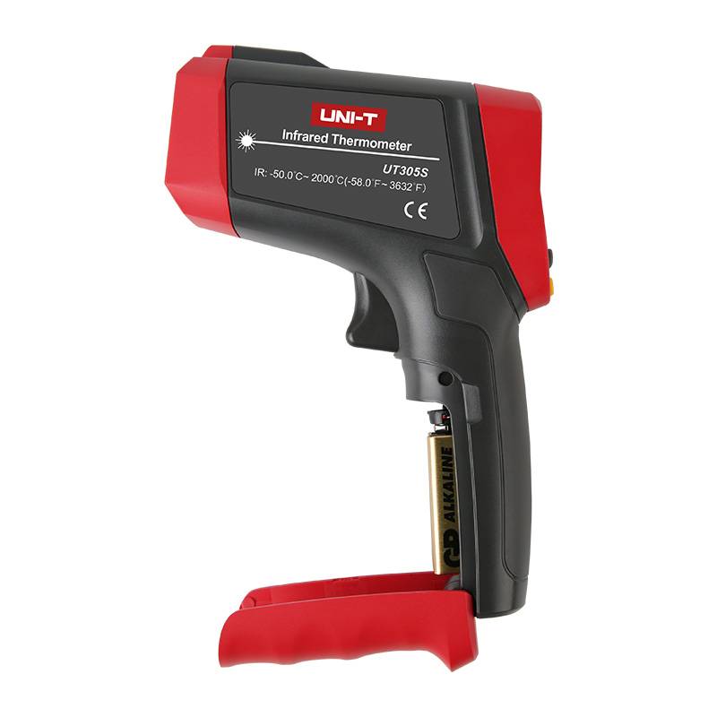 Seitenansicht des UNI-T UT305S Infrarot-Thermometers mit geöffnetem Batteriefach und eingelegter 9V-Batterie.