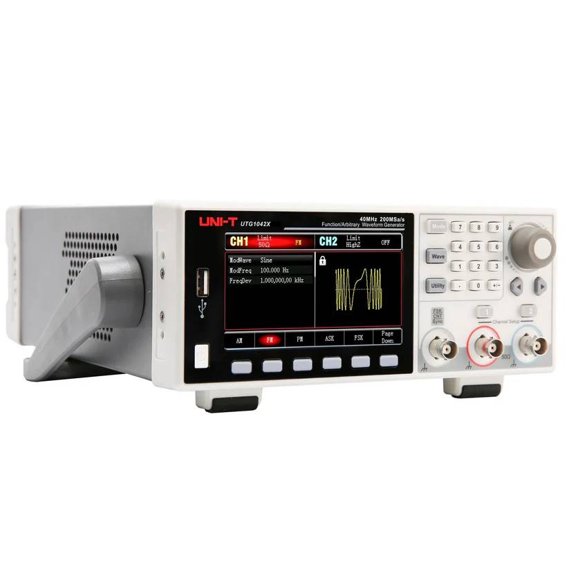 Schräge Seitenansicht des UNI-T UTG1042X Funktionsgenerators, die das Gehäuse, den Tragegriff und die Frontplatte hervorhebt.