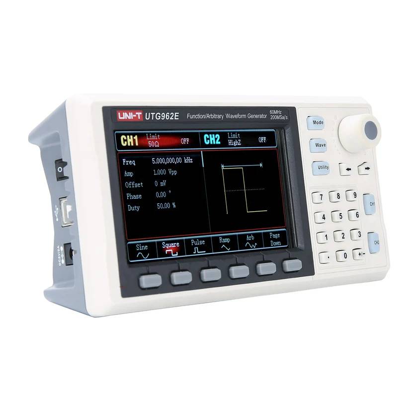 Seitliche Ansicht des kompakten UNI-T UTG962E Funktionsgenerators mit Fokus auf den USB-Anschluss, Netzschalter und DC-Strombuchse.