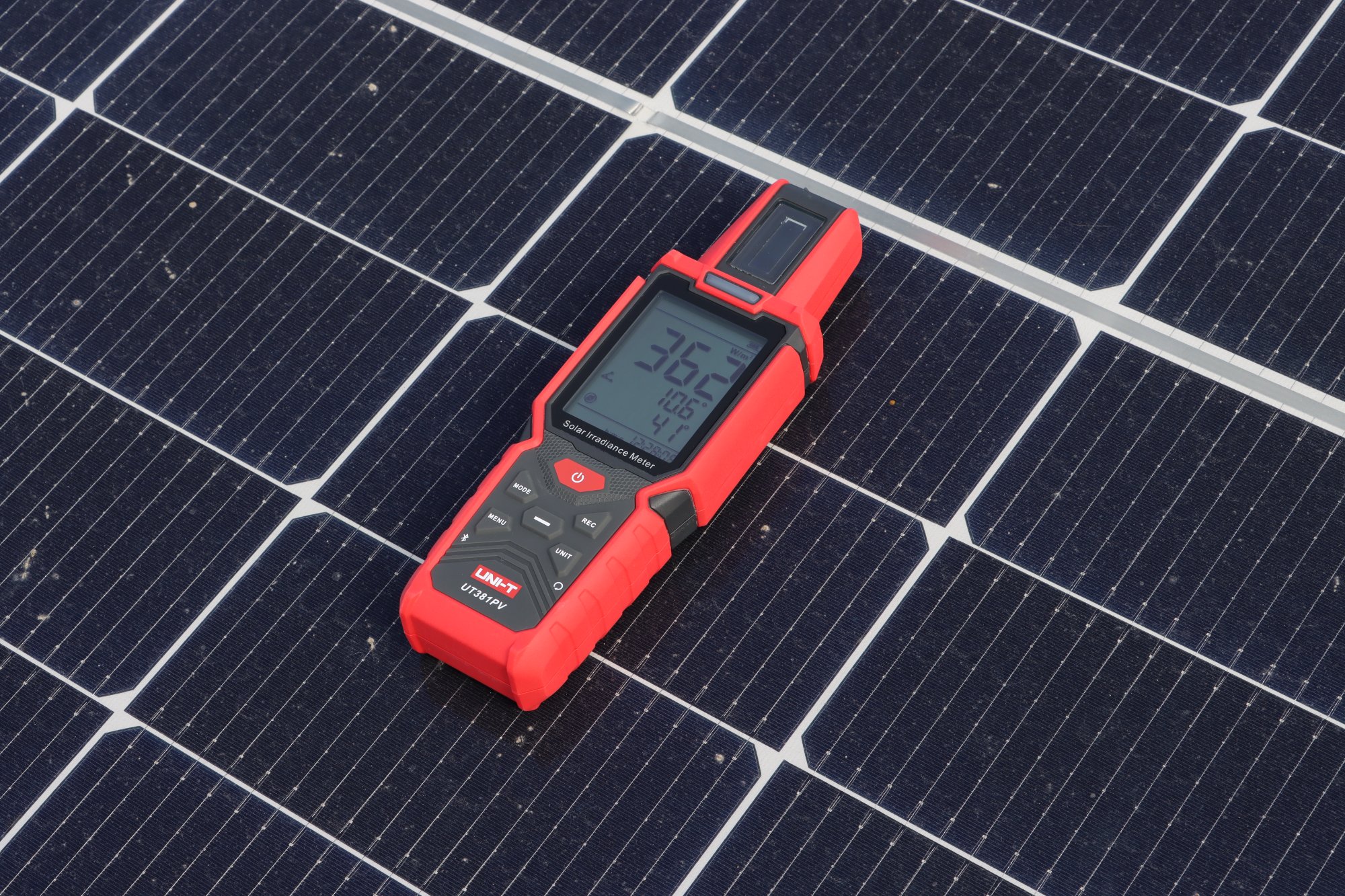 UNI-T UT381PV Einstrahlungsmessgerät direkt auf einer Solarzelle im Messeinsatz