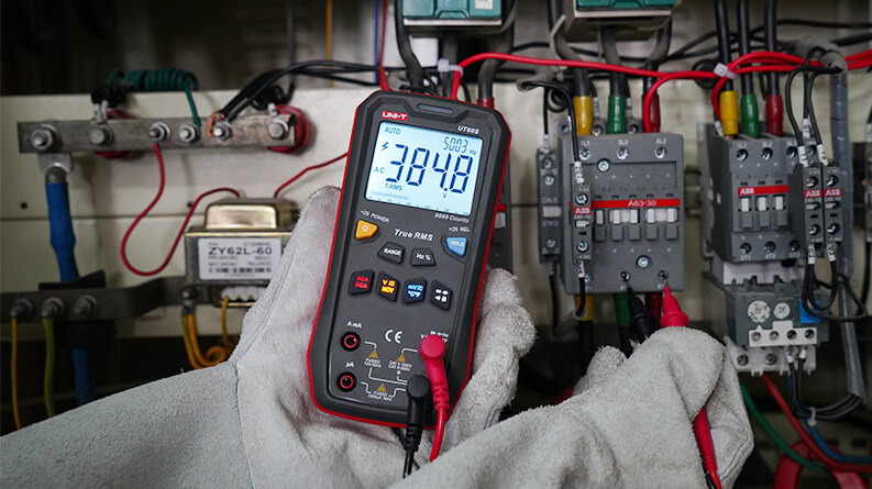 UT60S-voltage-measurement-1 