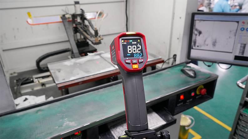 UNI-T UT305S Infrarot-Thermometer im industriellen Einsatz zur berührungslosen Temperaturmessung in der Produktion.