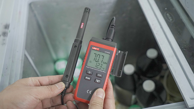 UT333S-Refrigerator-temperature-and-humidity-measurement
